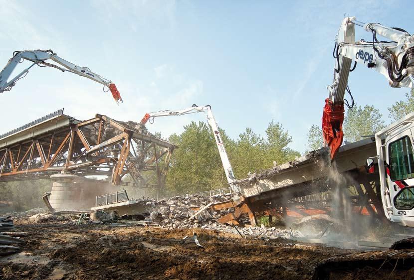 ponte sul fiume Po quando l impresa esecutrice dei lavori, la Despe Spa, ha provveduto a calare a terra l ultima campata del vecchio ponte sul Po (lato Piacenza)