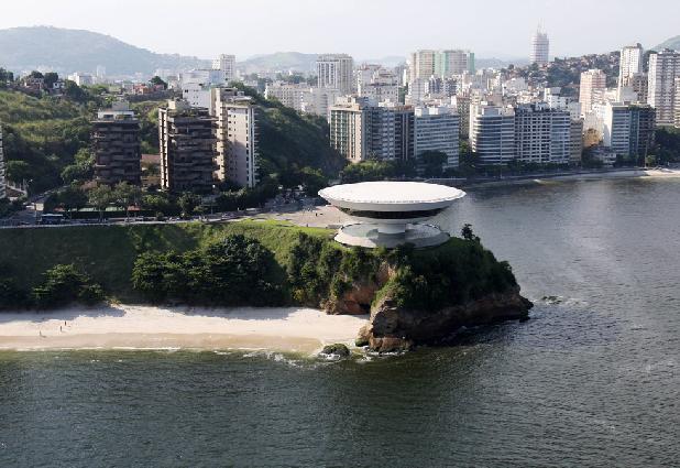 Il Museo di Arte Contemporanea di Niteroi, in Brasile Il Museo d'arte Contemporanea di Niteroi a Rio de Janeiro è stato progettato dall'architetto Oscar Niemeyer.