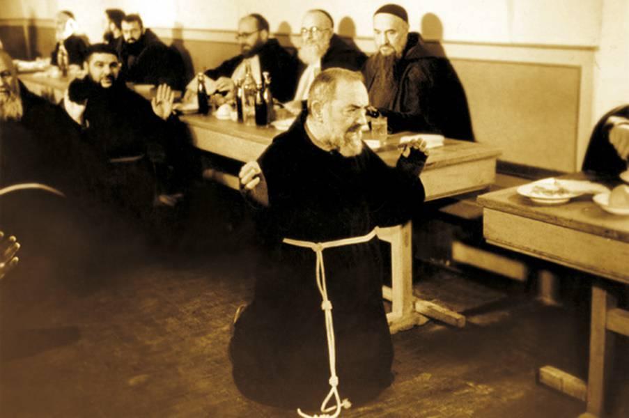 Il SANTO Padre Pio da Petrelcina dice: Preparatevi a vivere tre giorni al buio totale. Questi tre giorni sono molto vicini E in questi giorni rimarrete come morti, senza mangiare e senza bere.