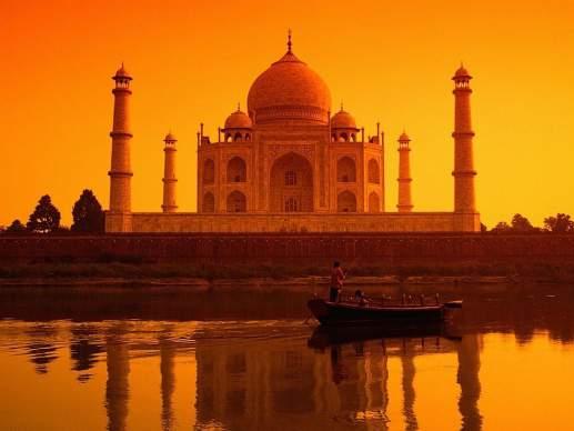 Il Taj Mahal e Agra, 6 gennaio Agra è una caotica città industriale, distante 204 km da Delhi e sinonimo del monumento più famoso di tutta l India, il Taj Mahal.