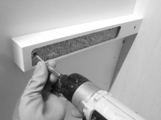 ACCESSORI INTERNO ARMADI: PORTASCARPE ESTRAIBILE Interior fittings: pull out shoe-rack Viti / screws Ø 4 x