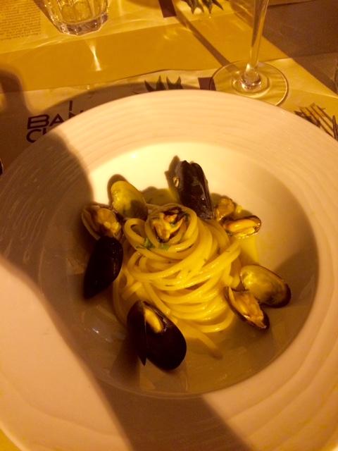 I Banchi, spaghetti vongole e cozze Fuori menù avevamo chiesto un arancina e siamo stati accontentati dallo chef, segno tangibile che tutto viene preparato al momento