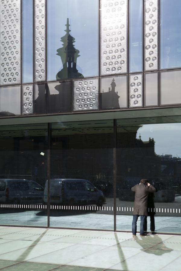 La pelle di vetro del rivestimento con pannelli di vetro Mecanoo Nel video di seguito Francine Houben, direttore creativo di Mecanoo, illustra la nuova stazione