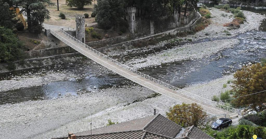 L armatura tesa longitudinale è costituita da due sistemi resistenti: il primo, composto da due gruppi di 45 trefoli da