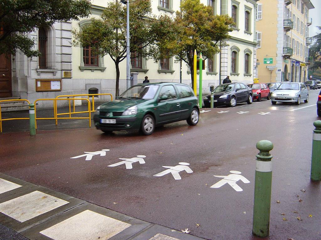 Figura 12 - Un attraversamento pedonale a Chambéry, con le sagome di pedoni stilizzati al posto delle strisce zebrate In Italia la situazione è più complessa, perché il Nuovo codice della strada