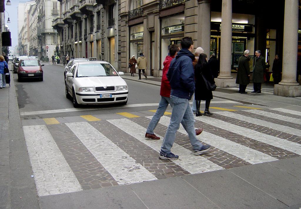 Figura 3 - L attraversamento pedonale rialzato costringe i veicoli a rallentare e migliora la sicurezza dei pedoni Figura 4 - Schema di un attraversamento rialzato in Gran Bretagna (fonte: IHT - The