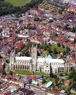 Soggiorno studio a Canterbury University of Kent Nel cuore del Kent uno dei luoghi più suggestivi di tutta l Inghilterra sorge Canterbury, famosa cittadina di origine medioevale con un centro storico