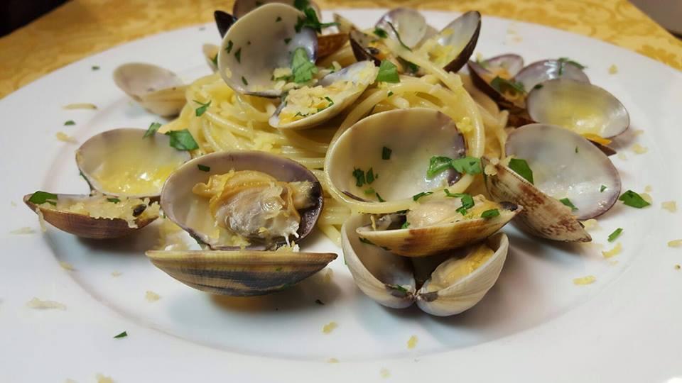 Spaghetti con le vongole: nove locali dove mangiarli in Costiera Amalfitana alla vecchia maniera Spaghetto a vongole, Osteria Reale, Tramonti di Francesca Faratro Un bel piatto di spaghetti con le