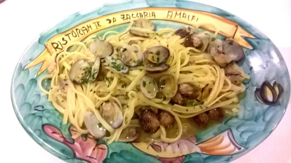 Spaghetto a vongole, Zaccaria, Amalfi Atrani AMALFI LIDO AZZURRO L essenzialità sta nelle vongole, nello spaghetto e nell olio, così esordisce Antonio Pisani patron e chef del Lido Azzurro.