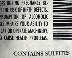 Anidride solforosa EFFETTI TOSSICOLOGICI: v Disturbi intestinali v Cefalea v Allergia Si tratta quindi di un additivo normato: Ø Deve rimanere entro precisi limiti di legge (160 mg/l per i vini rossi