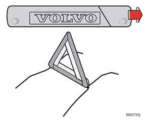 Ruote e pneumatici Triangolo di emergenza e ruota di scorta Triangolo di emergenza Il triangolo d emergenza è installato all interno del portello del