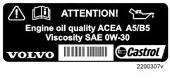 Specifiche tecniche Olio motore Etichetta olio Quantità Quando nel vano motore dell'automobile è presente l'etichetta olio riportata a lato, vale quanto segue. Vedere la posizione a pag.