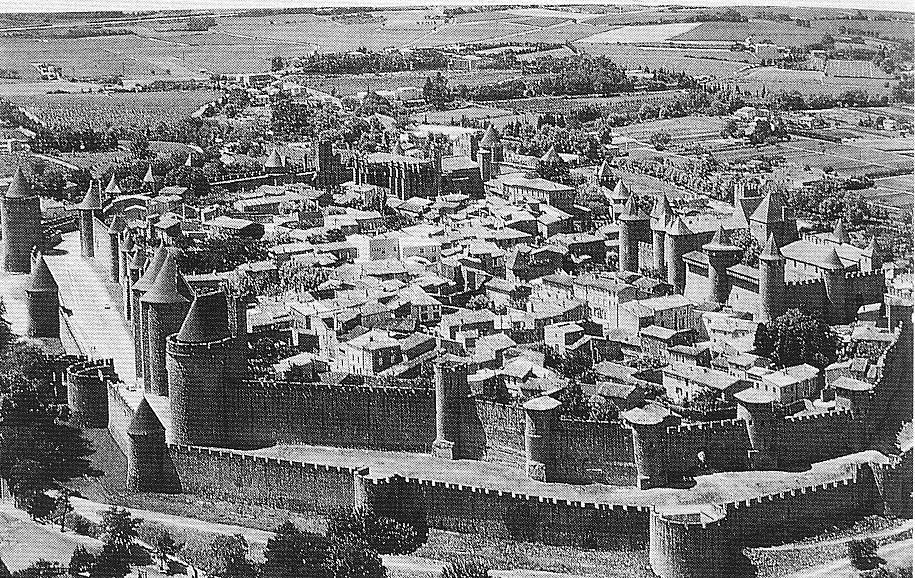 1853-1879_Fortificazioni di Carcassone La cittadella fortificata di Carcassonne, nel sud della Francia: Posta su un altura che domina da un