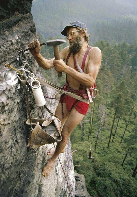 PREPARAZIONE di UNA SALITA In montagna la regola principale è la PRUDENZA!