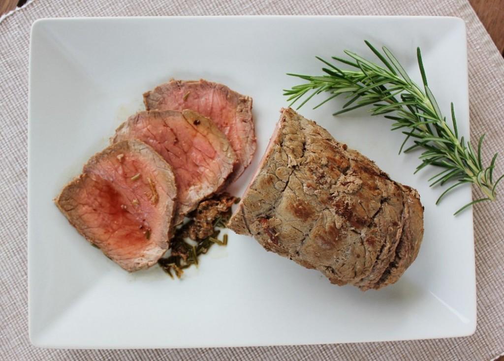 Il rostbeef o arrosto di manzo è un tipico secondo di carne di origine anglosassone. Sua caratteristica è che viene cucinato al sangue al tegame come in questa ricetta oppure al forno.