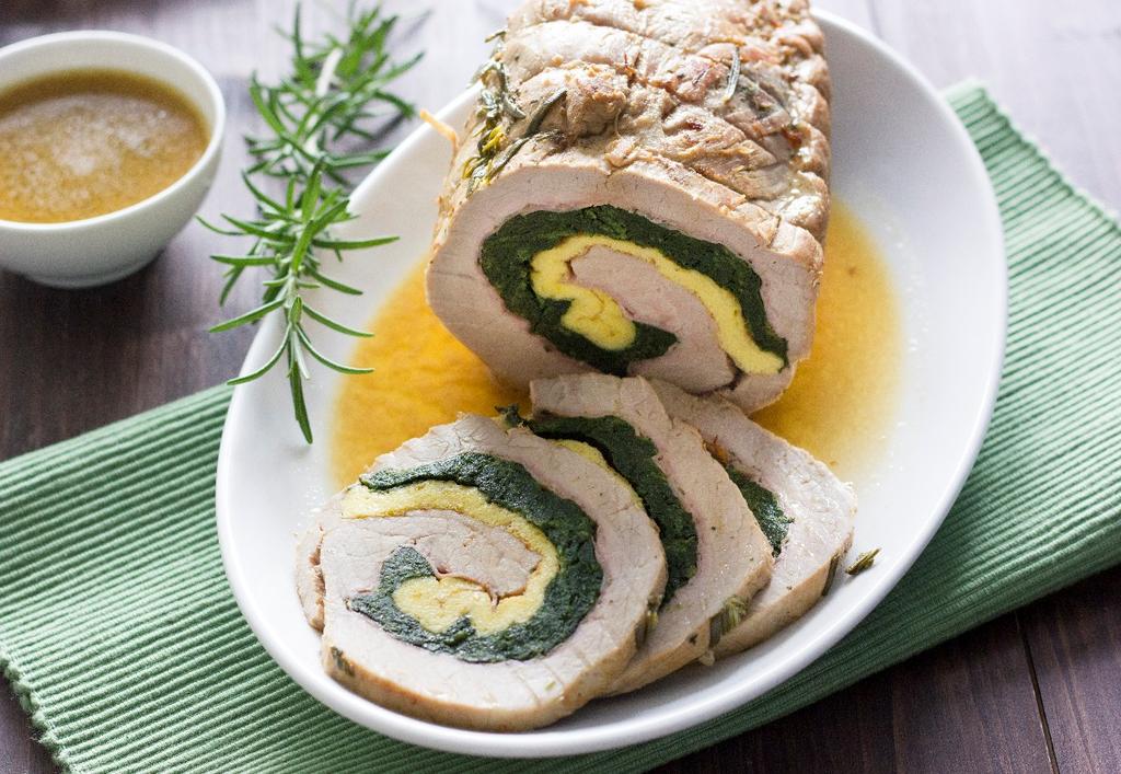 Il rotolo di vitello ripieno con prosciutto, spinaci e frittata è un secondo piatto ricco e gustoso, ideale per il pranzo della domenica o per una occasione speciale.