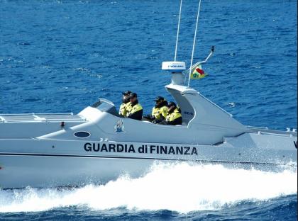 Il numeroso gruppo di migranti iracheni e afgani che stava per raggiungere le coste salentine a sud di Otranto, a bordo di un motoryacht di quasi 20 metri era quasi alla fine del viaggio, iniziato