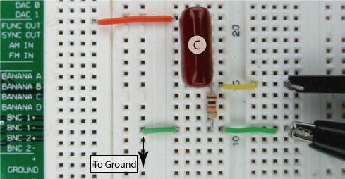 Esercitazione 3-3 Test di un circuito RC serie con il generatore di funzioni e l oscilloscopio Sulla scheda prototipi della workstation, realizzate un circuito partitore di tensione con un