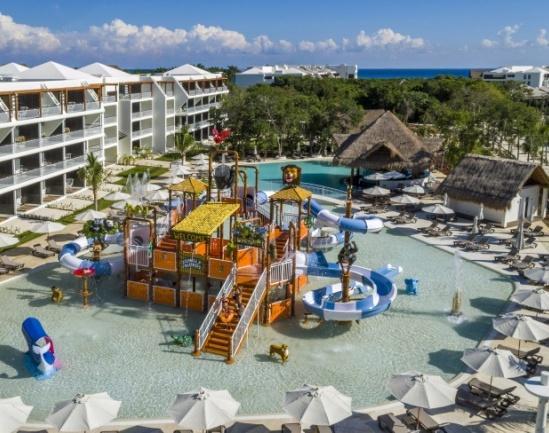 Il resort si divide in quattro grandi aree specializzate: Daisy: dedicata alle famiglie con bambini, è dotata di una piscina con un eccezionale parco acquatico con toboga e cascate.