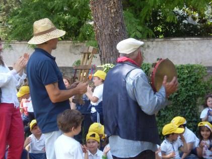 I balli ed i canti della civiltà contadina: Il percorso dei canti e balli è studiato per far conoscere agli alunni le radici musicali del