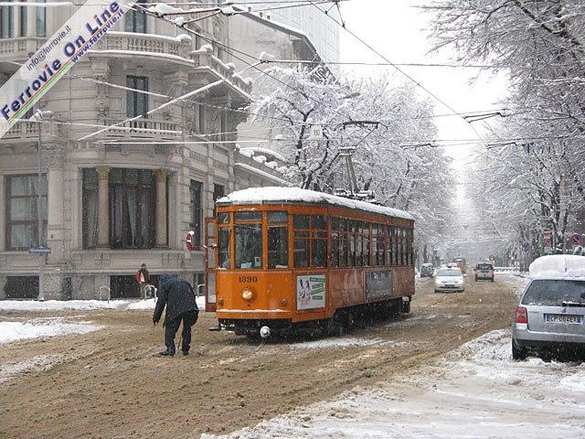 idea. Entusiasti si decide di condividere insieme il fascino della città imbiancata. Ci si sposta all'esterno della stazione.