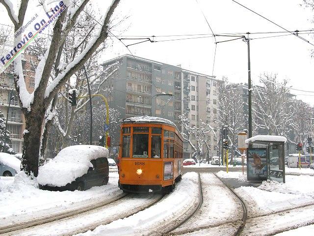 2009 Il tram 1688 della linea 11 in Corso Sempione all'incrocio con Via