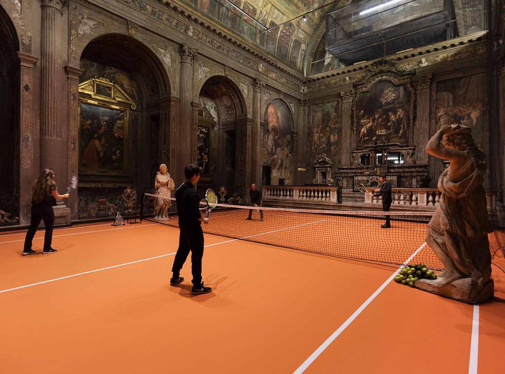 L installazione di un artista americano porta il tennis in un altra
