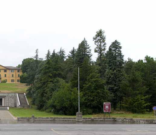 moglie Maria Cristina Bezzi Scali. Due scale simmetriche affiancano il monumento e raggiungono il fronte orientale della villa, anticipato dal busto di Marconi.