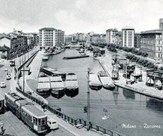 PER GLI AMANTI DELLA LETTURA PARTENZA: LA DARSENA E I NAVIGLI Il tour ha inizio nei pressi della Darsena*, storico porto commerciale milanese dove, per secoli, sono giunte tonnellate e tonnellate di