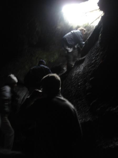 Grotta della Neve La grotta si apre nel versante nord orientale del vulcano, ad una quota di 1545 m s.l.m, e si sviluppa in una colata preistorica, ricoperta da un fitto bosco.