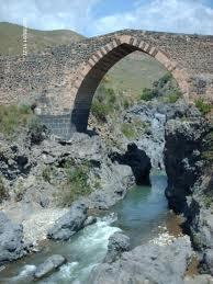 Gole del Simeto Il Ponte dei Saraceni, le cui fondamenta sembra risalgano alla Roma