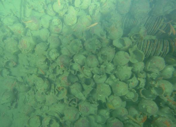 Le indagini condotte a mare tra il 2009 ed il 2010 hanno inoltre permesso di individuare 11 relitti inediti tra cui: - 2 relitti a dolia; - 3 relitti con anfore databili all età pre-classica o