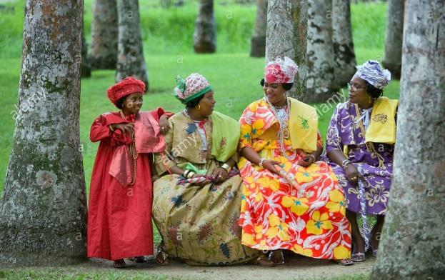 Esempi di documentazione Creole Suriname Afro-Surinamesi, abitanti di Suriname ma discendenti da popolazioni dell Africa Sub- Sahariana (Ghana, Benin, Sierra Leone) Es.