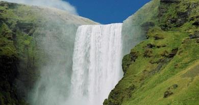 dell Islanda. Le emozioni proseguono con altre due cascate, Skogafoss e Seljalandsfoss; quest ultima sarà addirittura possibile attraversarla.