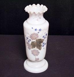 622. VASO in opaline con decoro floreale