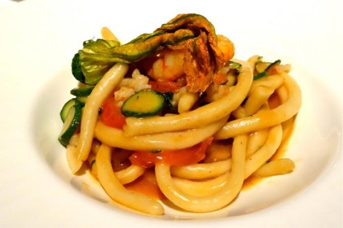 Angelini, pici agli scampi e fiori di zucca Filetto di rombo, peperonata liquida, purea di