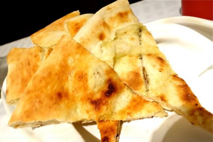 Angelini, la focaccia Zuppa di cipolle: portata povera, di cui colpisce la dolcezza.