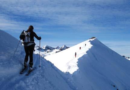 Invito allo Sci alpinismo La scuola di sci alpinismo Pietro Gilardoni nasce nel lontano 1969 ad opera di un gruppo di istruttori di sci alpinismo, molti dei quali operano tuttora all interno della