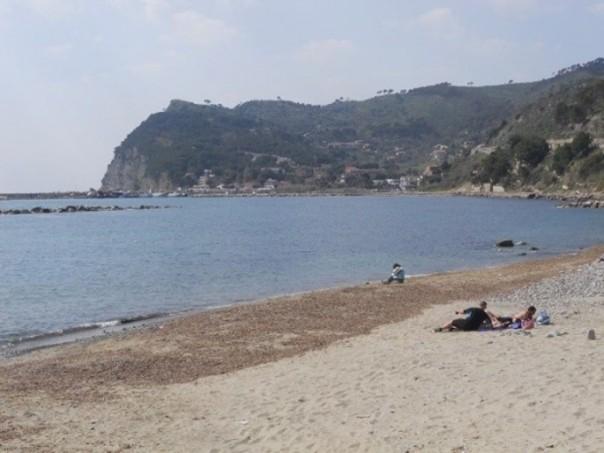 Agnone, la spiaggia Volevamo prendere un caffè guardando il mare, ma ahimè, tutti i bar erano chiusi.