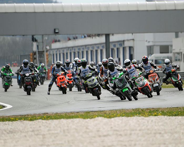 SCOOTER 70 EVOLUTION OPEN: IL RITORNO DEL CAMPIONE In Gara-1 parte dalla pole Nicolò Castellini che si trascina in scia il compagno di squadra Matteo Tiraferri e Daniel Penzo.