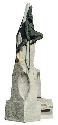 Monumento dedicato alle Guide Alpine di Madonna di Campiglio A pochi passi da piazza Righi si innalza verso il cielo il monumento dedicato alle guide alpine: la figura di una guida, modellata nel