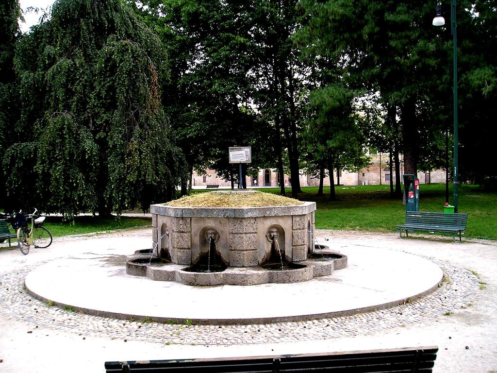 Fontana dell Acqua Marcia Parco Sempione Conosciuta come Fontana dell Acqua Marcia per via delle caratteristiche dell acqua, leggermente solfidrica, ma purissima,con la temperatura costante di C,