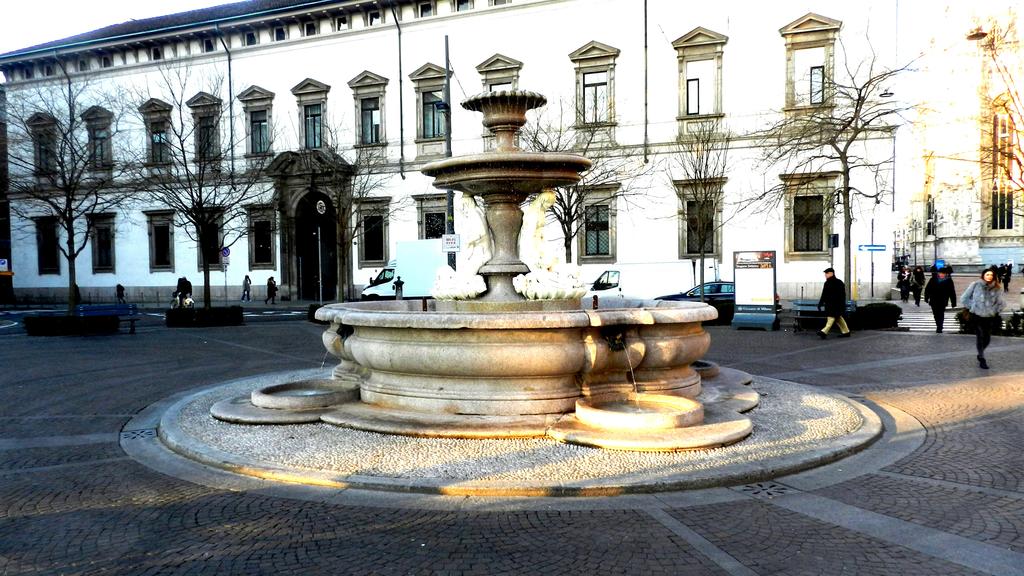 La pià antica fontana di Milano in piazza Fontana è stata progettata in stile neoclassico da Giuseppe Pierini.