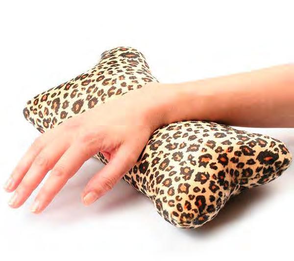 procedura di ricostruzione delle unghie, appoggiare la mano e l avambraccio su un morbido cuscino, favorendo inoltre l onicotecnica nelle sue