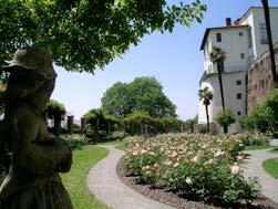 Quando torni indietro, davanti al Castello, puoi vedere il panorama. Scendendo dal Castello puoi vedere i giardini.