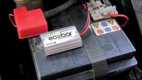 Può essere connesso permanentemente alla batteria perchè quando l'auto o la moto sono spenti il circuito a basso voltaggio integrato