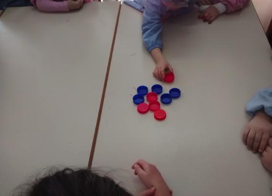 Gioco con i tappi: I bambini divisi in due squadre.