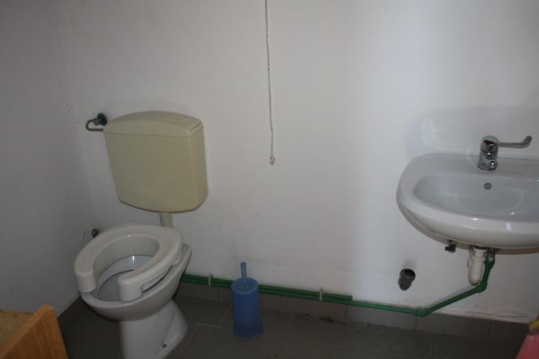 L altezza del wc è 50 cm e il sedile ha parte frontale chiusa, con maniglione a sinistra del wc. Non è presente una doccetta flessibile a lato del wc.