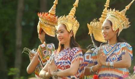 GRAN TOUR DELLA THAILANDIA 2017/2018 Bangkok / Mercato Galleggiante Damnernsaduak / Kanchanaburi Saiyok Noi / Bang Pa In / Ayuthaya / Sukhothai / Phrae / Chiang Rai Triangolo d'oro / Chiang Mai /