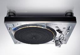 giradischi di Technics, o meglio la nuova versione di un modello che ha fatto la storia della musica, prodotto ininterrottamente dal 1972 al 2010 e venduto in tutto il mondo in oltre tre milioni di